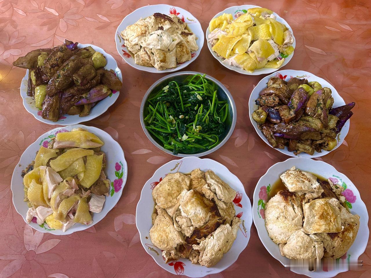 家的味道，谁知道这是哪里的农家菜？一桌的菜成本不到100块，但是比五星级酒店的还