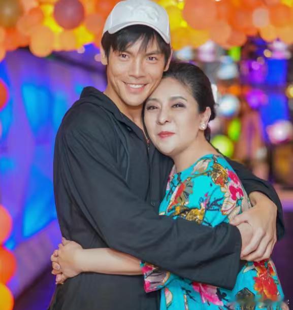 终于明白向华强向太两口子为啥偏宠向佐了？最近采访中，向佐表示爸爸妈妈很疼自己，