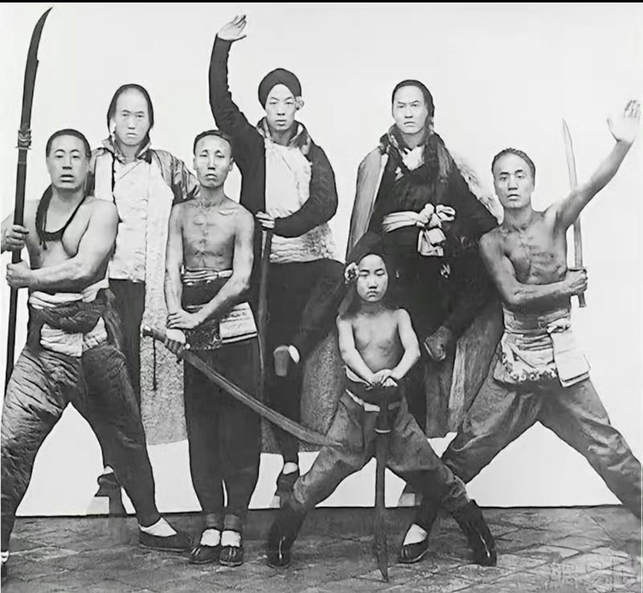 大家有没有发现，每张义和团义士们的相片，义士们的状态都特别好，精神抖擞的，精气神