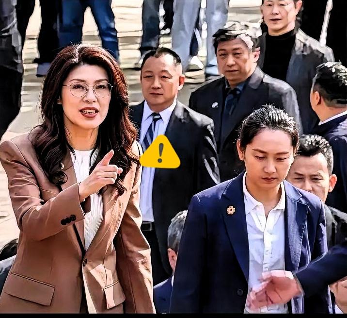 刷到郑丽文的近况，着实让人心里一震。年近花甲之年，一米七八高挑身形，静静一站