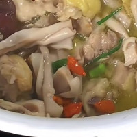 每日一餐分享猪肚鸡、红烧土豆片今日晚餐