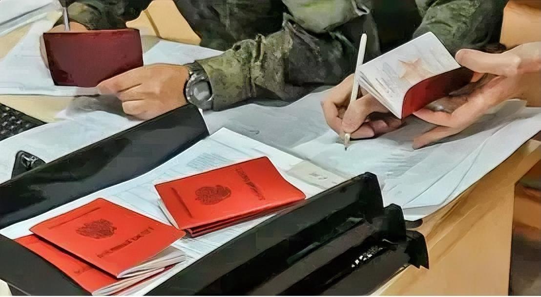 新兵不进战区，命令写得清清楚楚，可前线炮火没停过。俄罗斯今年秋天又招了13.5