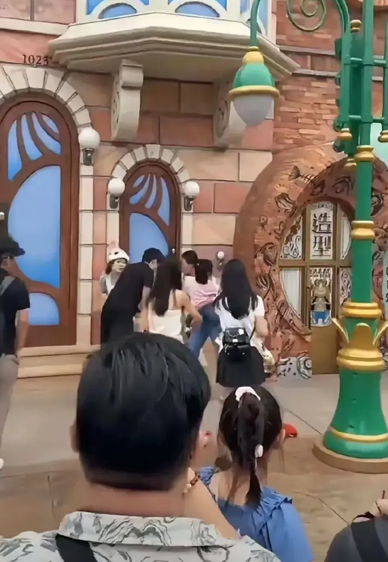 迪士尼打架这个事，抛开谁是谁非。这两个女的代表着两种人:戴帽子的女的是典型的恶
