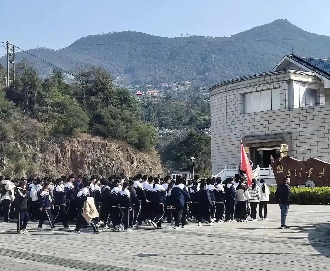 春天来了孩子们的研学旅行，也开始来了。每次去研学，都说是自愿的，没有人