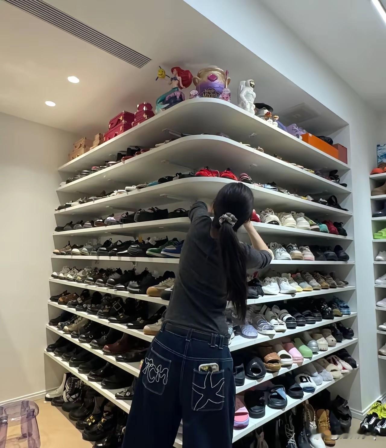 宋妍霏的鞋柜可收拾得真干净，大多以休闲鞋为主。也挺佩服她的，这么多鞋，她没有请保