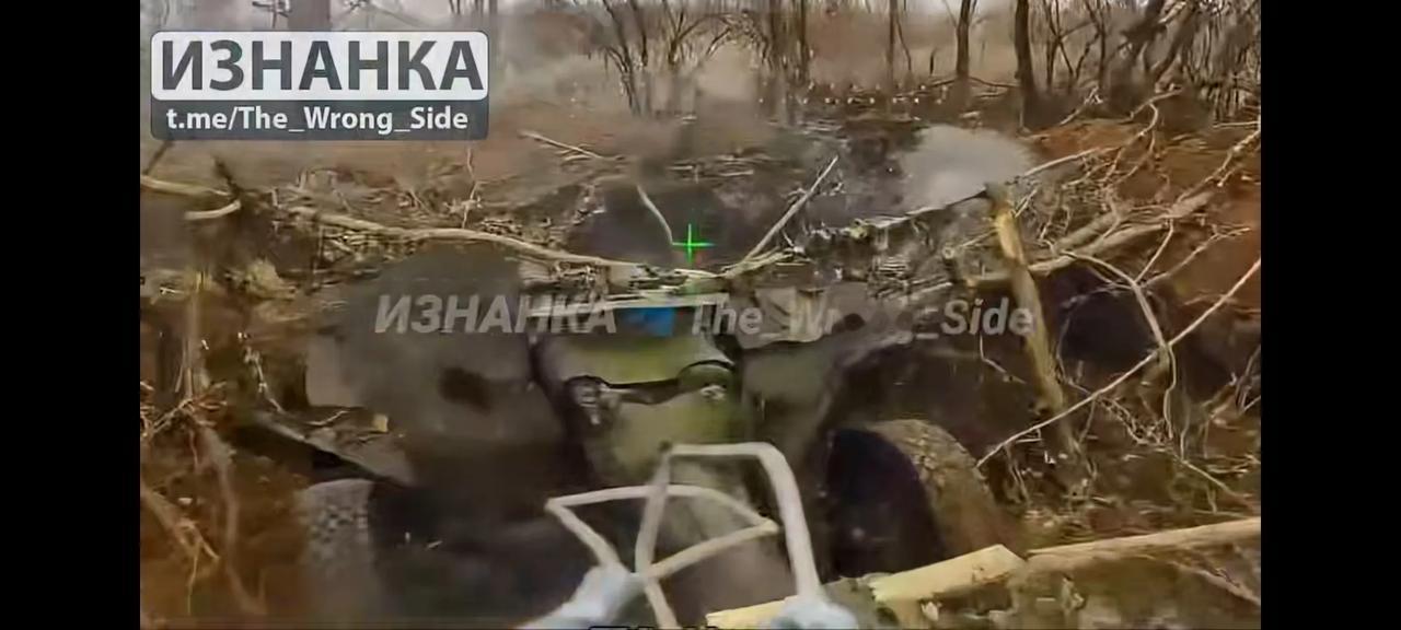 俄军使用光纤无人机炸毁乌军一门D-20型152毫米牵引榴弹炮。光纤无人机现在是