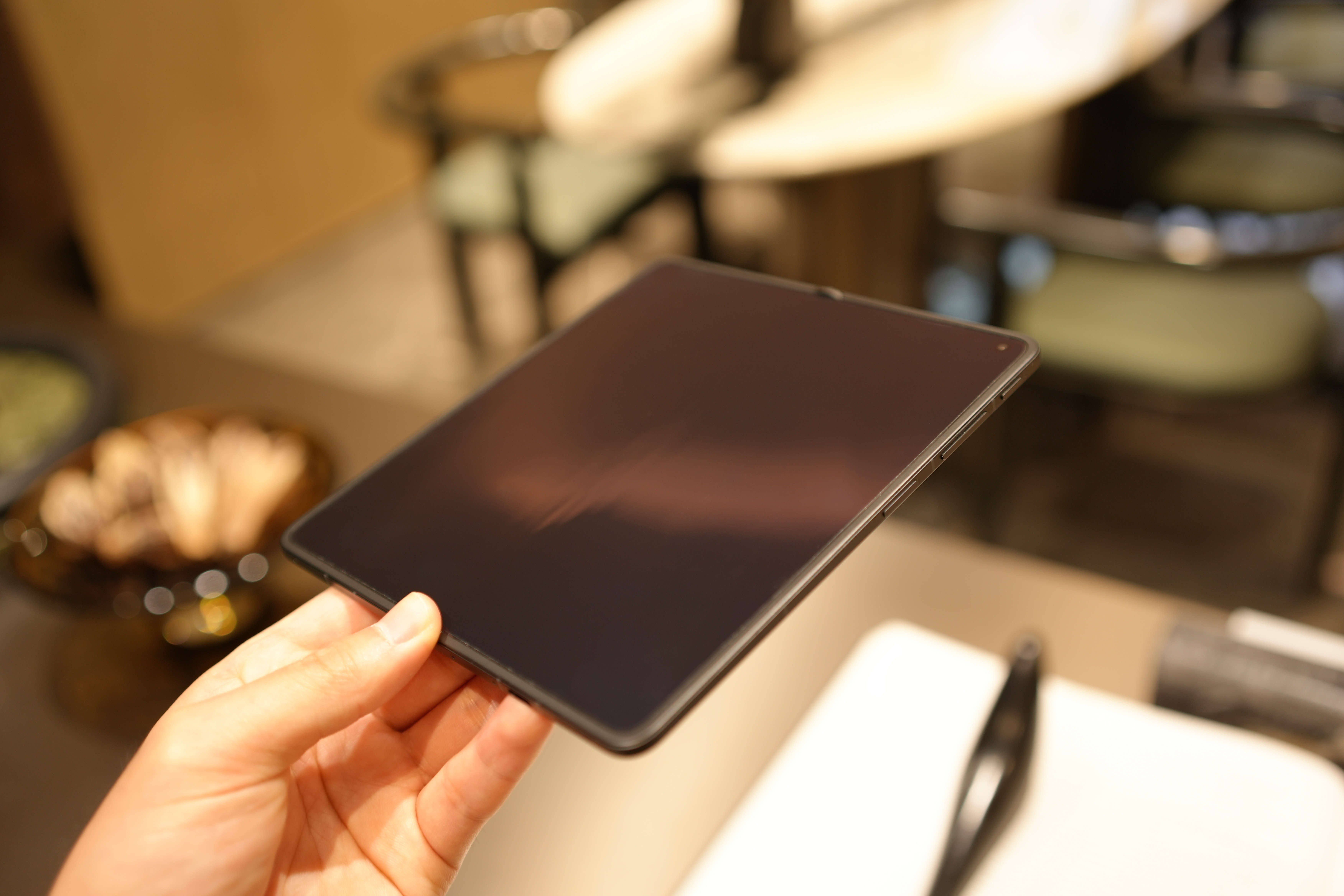 FindN6真机随手拍，哈苏2亿超清四摄，潜望镜有长焦微距，更精致的大圆镜组+