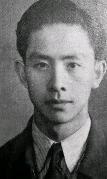 1948年，地下党员盛超群落入敌手。受尽酷刑后，他突然松口，交出一份12人的“暴