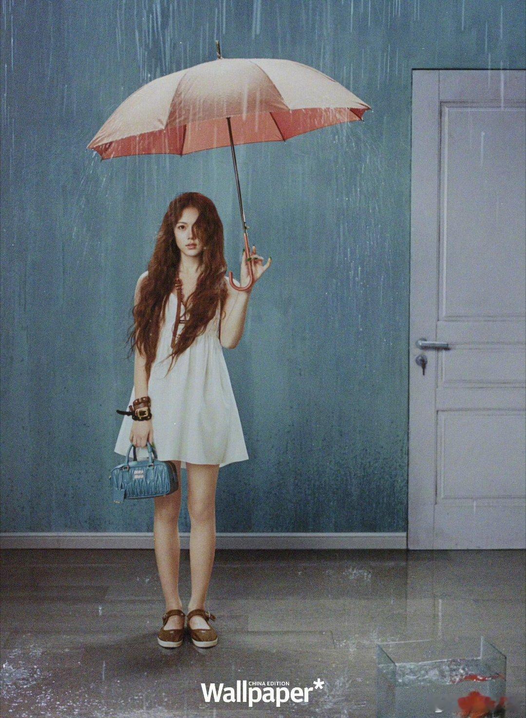 赵今麦四月刊封面太绝了，复古俏丽又清新，MiuMiu少女气质拉满～