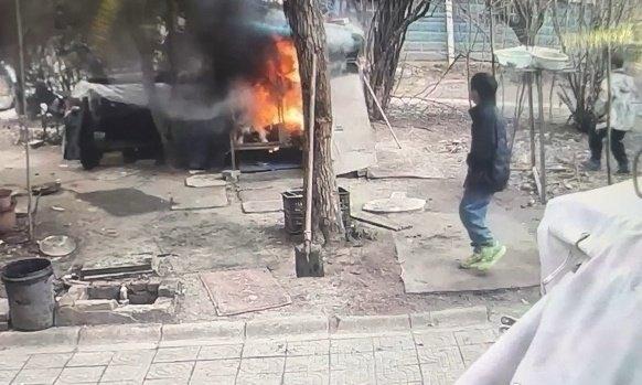 狗主人不要钱，只要家长公开道歉、让小区所有孩子看见“玩火真会烧死生命”，她说六千