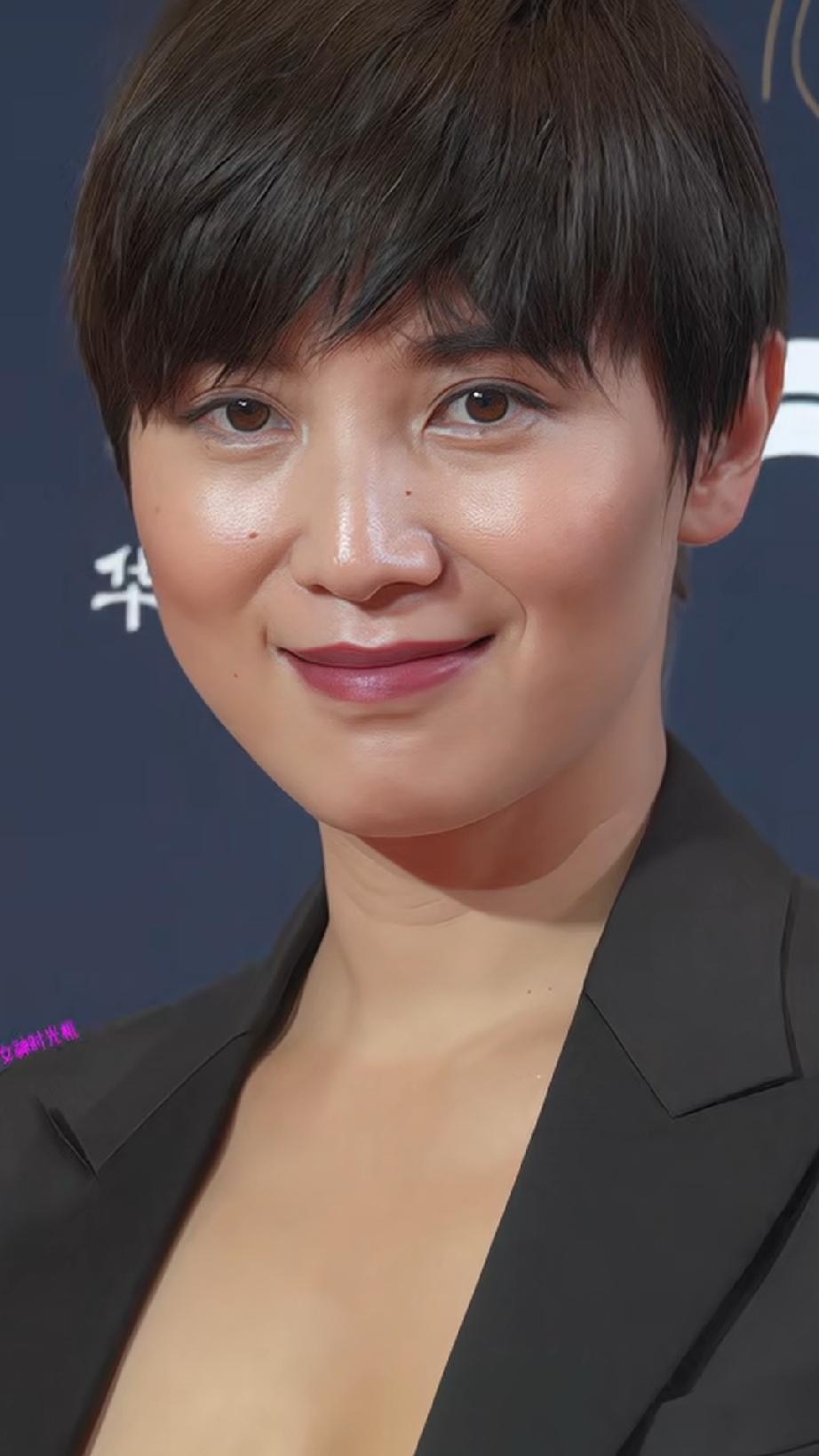 宋佳短发撞脸李宇春这种短发看起来是要年轻一点，但不漂亮，有点男孩气。一下没