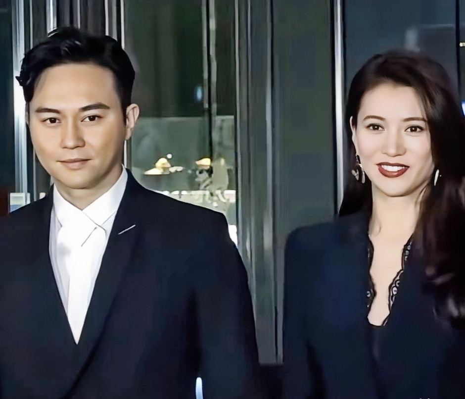 在一次访谈中，主持人问袁咏仪：你老公跟你在一起是不是经常受欺负的角色？袁咏仪