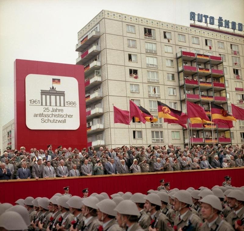 1986年8月13日，东德举行盛大阅兵仪式，纪念柏林墙建成25周年。