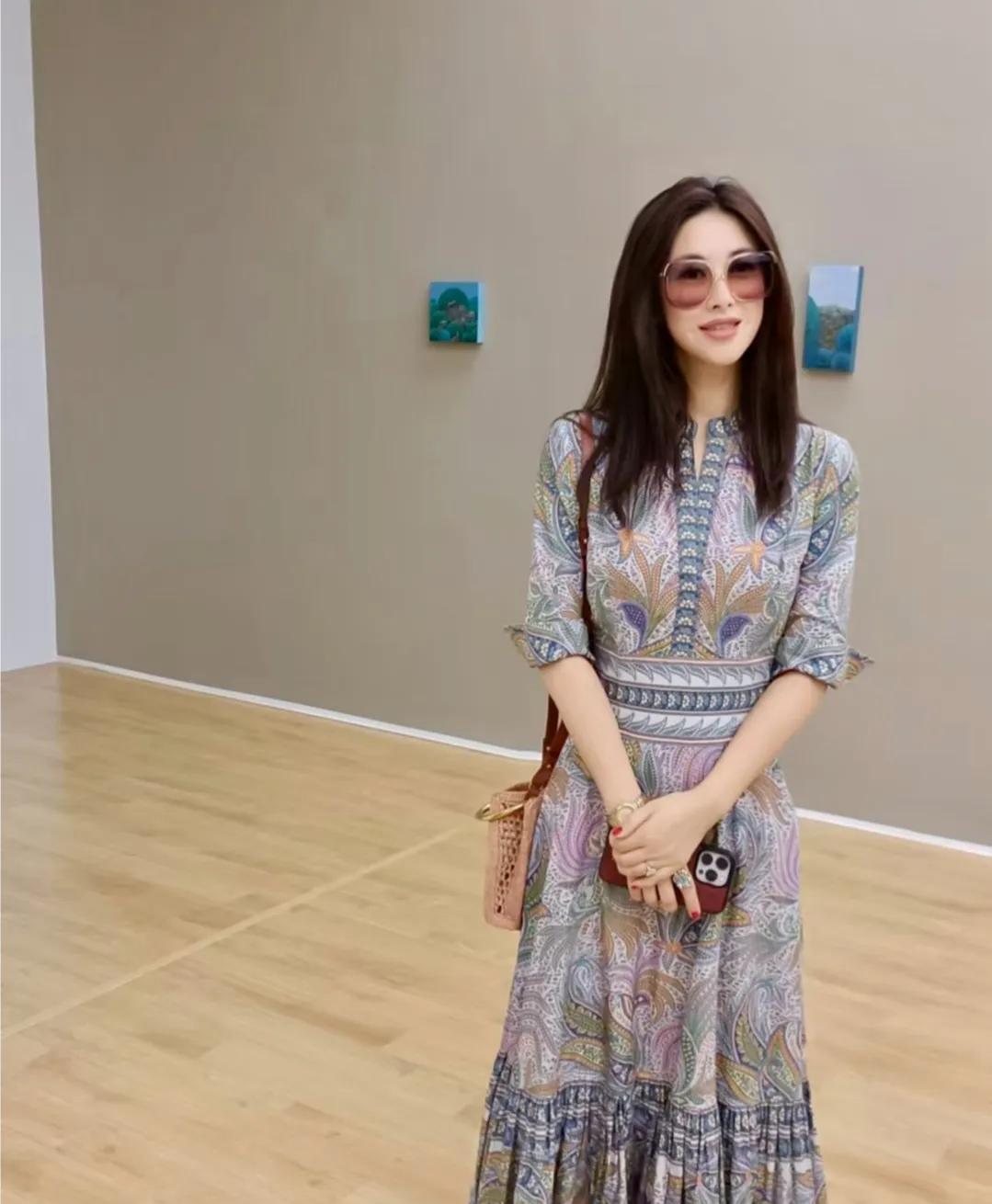 朱珠，这裙子简直太美了，就是他老公脚上的这双鞋，太拉胯了。