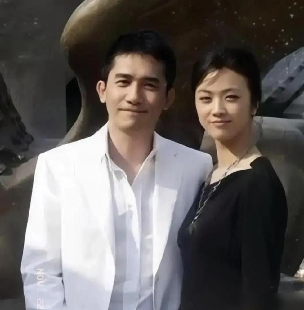 旗袍下摆缝满铅块。不是为了造型。是为了让汤唯每一步都踏在崩溃边缘。当年李安拍