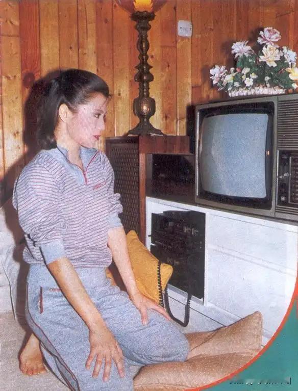 🎆永远的翁美玲👉卸下黄蓉的光环，她就是个爱穿运动装的邻家女孩。浅灰条纹衫+