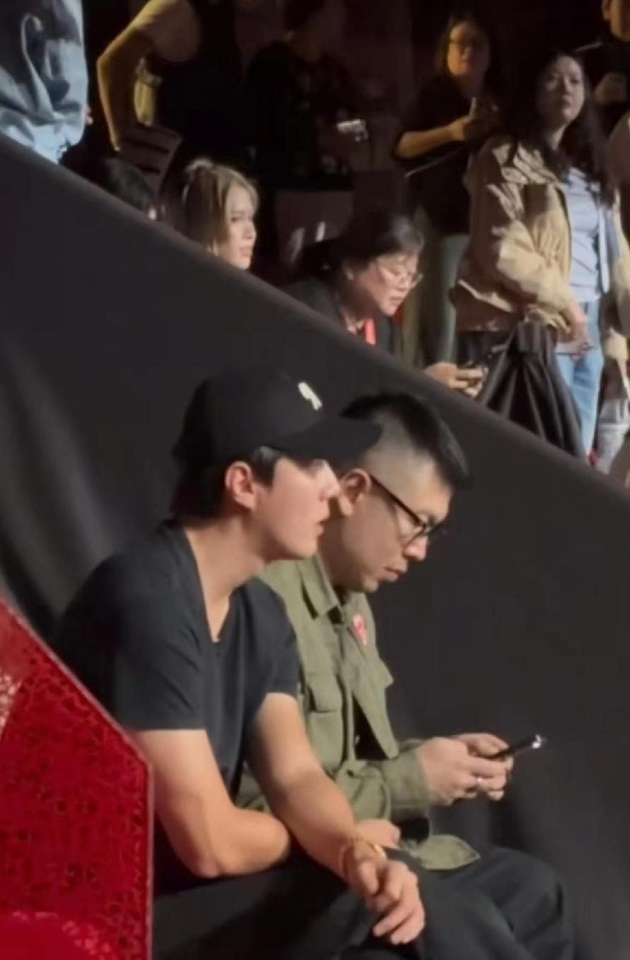 吴世勋真去张艺兴演唱会了，EXO老粉这回是真的破防了给所有追过团的人提了个醒