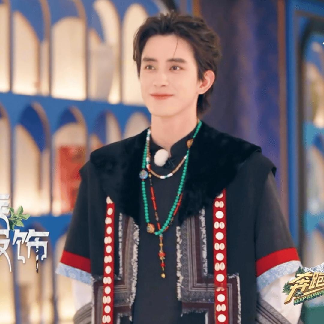 敖瑞鹏敖瑞鹏请把背头焊死get到敖瑞鹏了！！！这个造型太贴校园文男主了！就是那