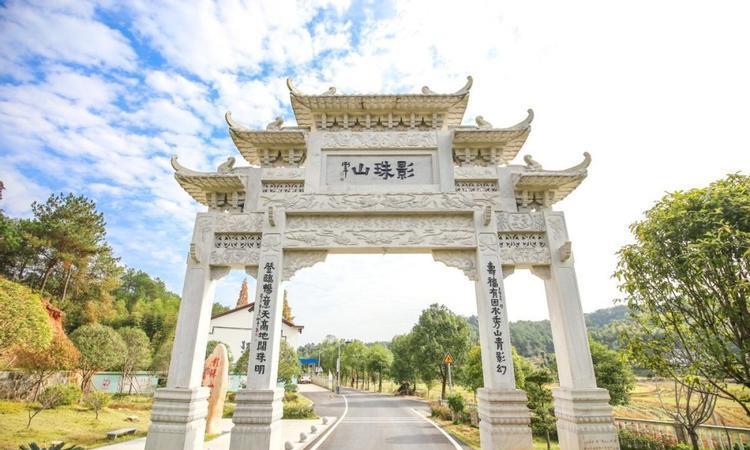 七律：秋游影珠山秋日晴天气不寒，池塘碧水起微澜。乡愁尽在斜阳里，残梦却留烟树