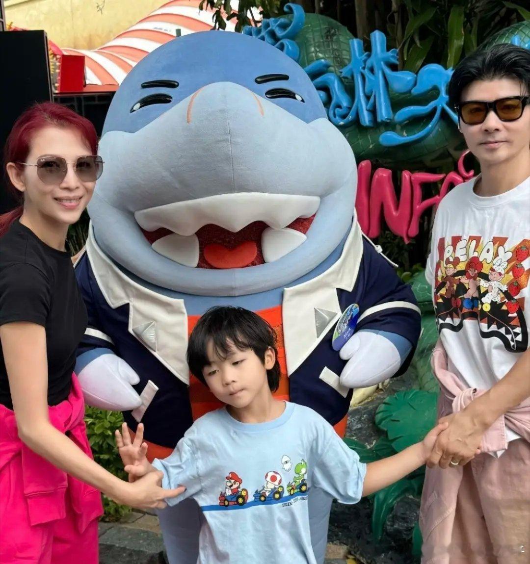 蔡少芬张晋为6岁儿子庆生，俩女儿像双胞胎，一家五口共用一张脸！！！！！