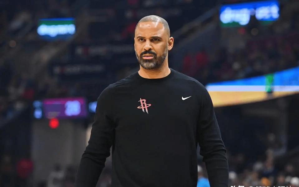 他们把约基奇用成了卡佩拉。火箭最残忍的操作，是让一个场均20+10、能策应能单