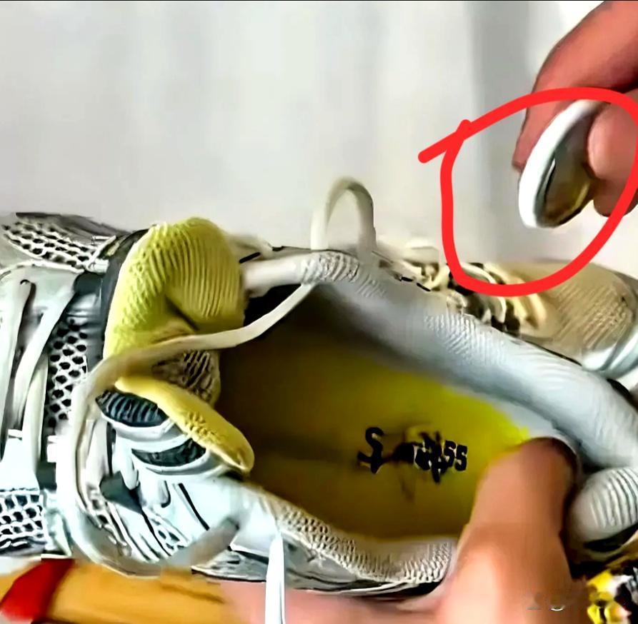 一个德国人做了一件很多人心里想做的事：他把一双藏了GPS追踪器的鞋子捐给了红十字