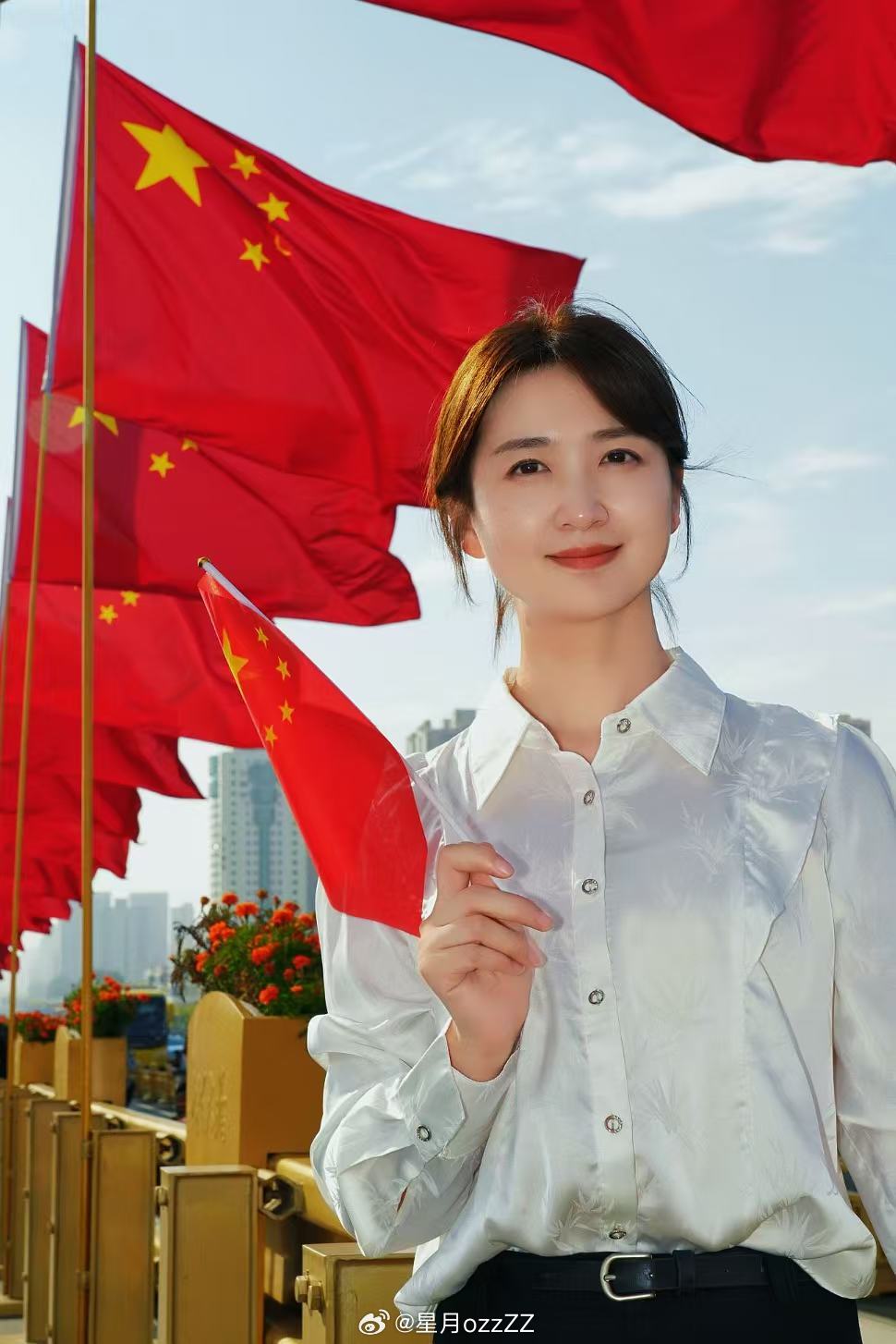 换个国庆限定头像~[吐舌头眯眼睛笑][吐舌头眯眼睛笑][吐舌头眯眼睛笑]​​​