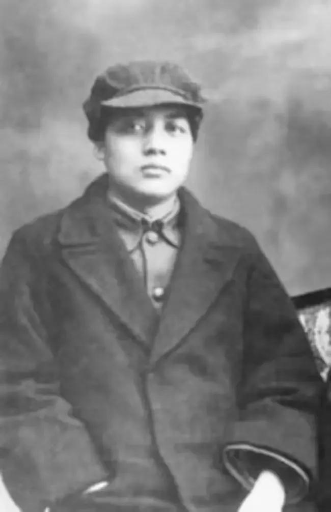 他一生没回过韶山，没去过中南海，他有全中国最硬的"背景"。这个人就是贺麓