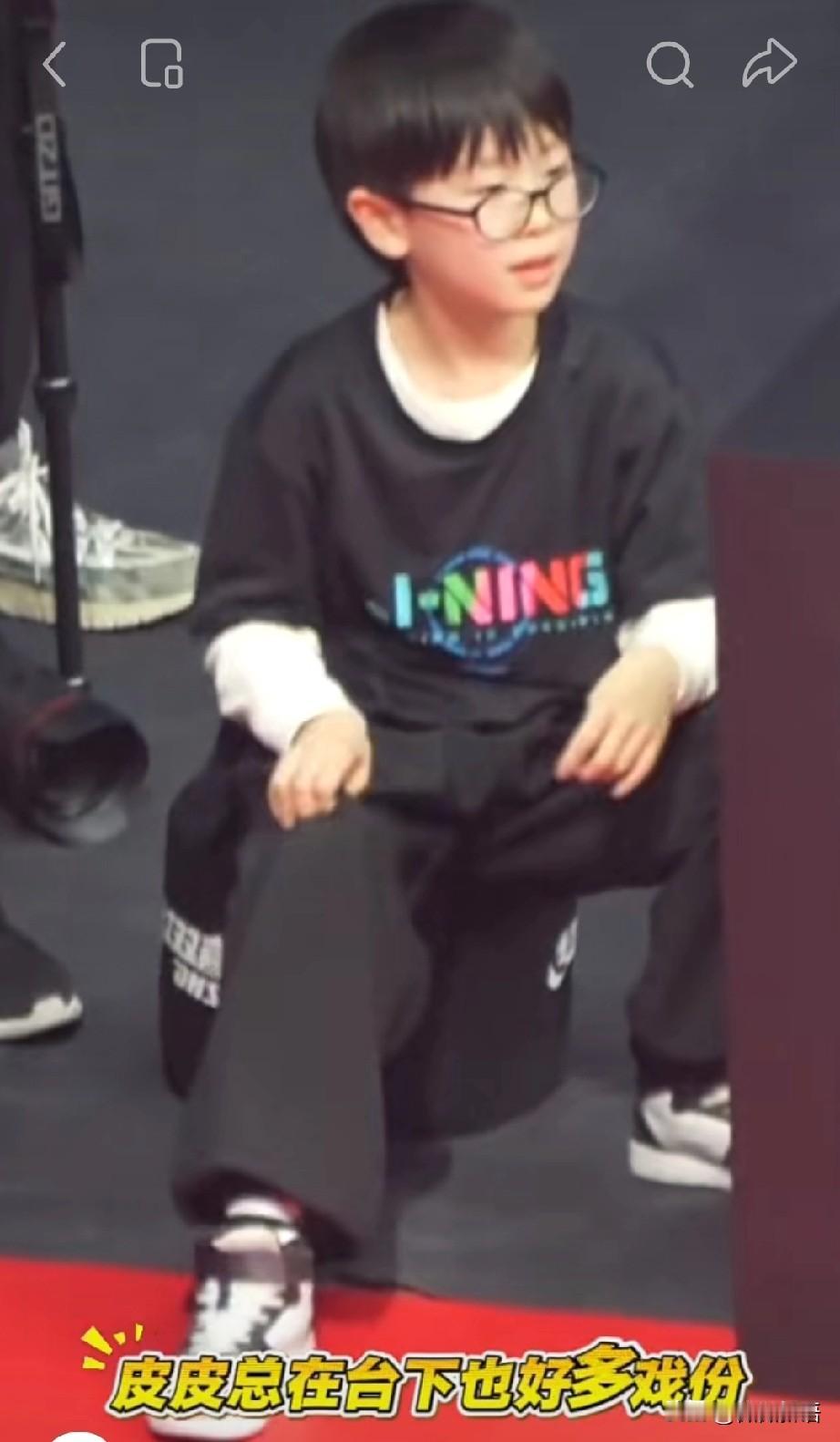 凉皮今晚又来当球童了。这孩子今晚安静了很多，他坐在那里看爸爸比赛，还给爸爸鼓掌