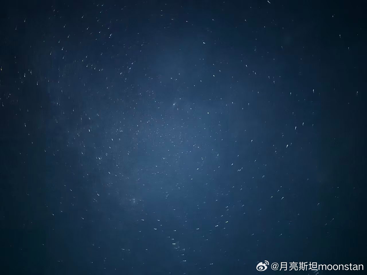 秋刀鱼爸爸半夜给我发消息让我看天上的星星，刚想骂他，好吧，星星确实蛮美的…[睡觉]