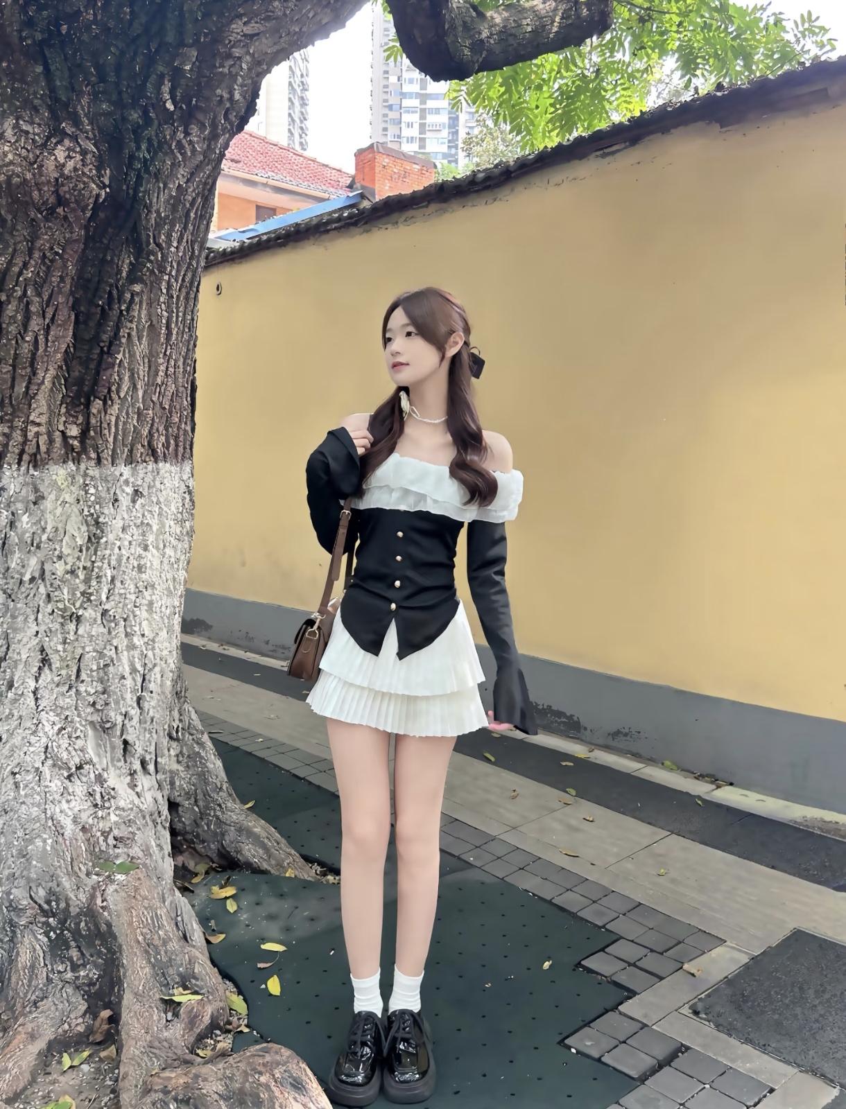 梧桐树下拍照很好看哦！什么叫做有魅力的女人？什么样的女生会让人觉得很有魅力?