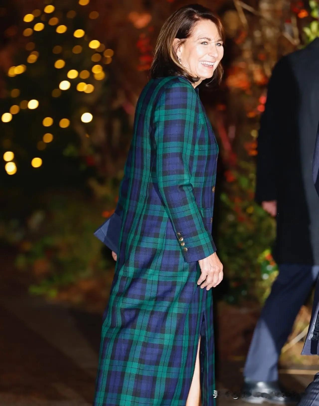 凯特王妃的妈妈和妯娌梅根撞衫了，不比不知道一比吓一跳，同样的衣服，70几岁的卡罗