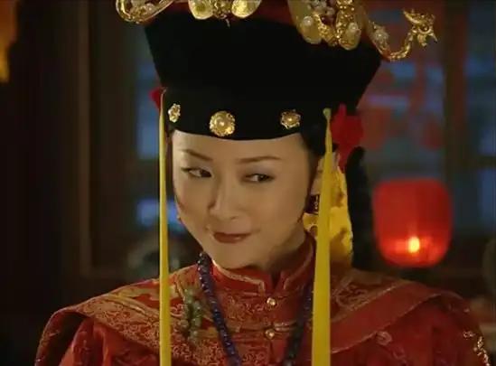 1718年，宁寿宫里，64岁的康熙帝头眩足肿，走路都费劲。但他还是用帕子裹着脚，