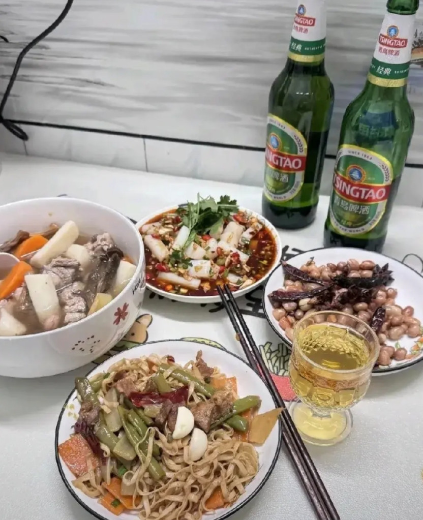 这桌菜我最多能喝两瓶，你们能喝多少瓶啊？