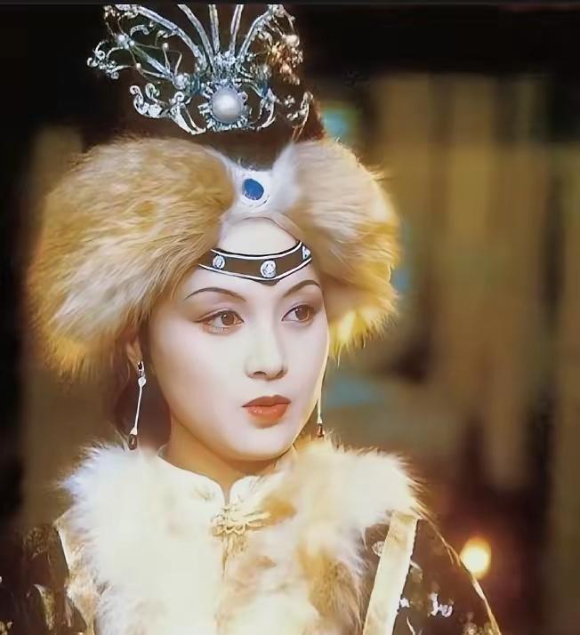 就单对比演“王熙凤”，刘晓庆肯定是比不过邓婕的！！邓婕演的“王熙凤”就跟陈晓旭演