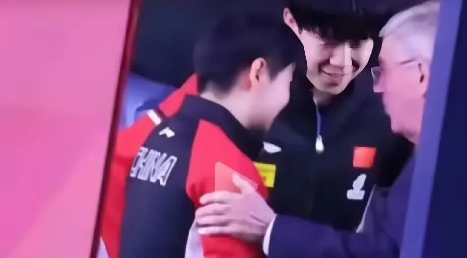 巴赫主席退休了，可以明目张胆的追星了！莎头拿到混双冠军后，巴赫也过来庆祝了。