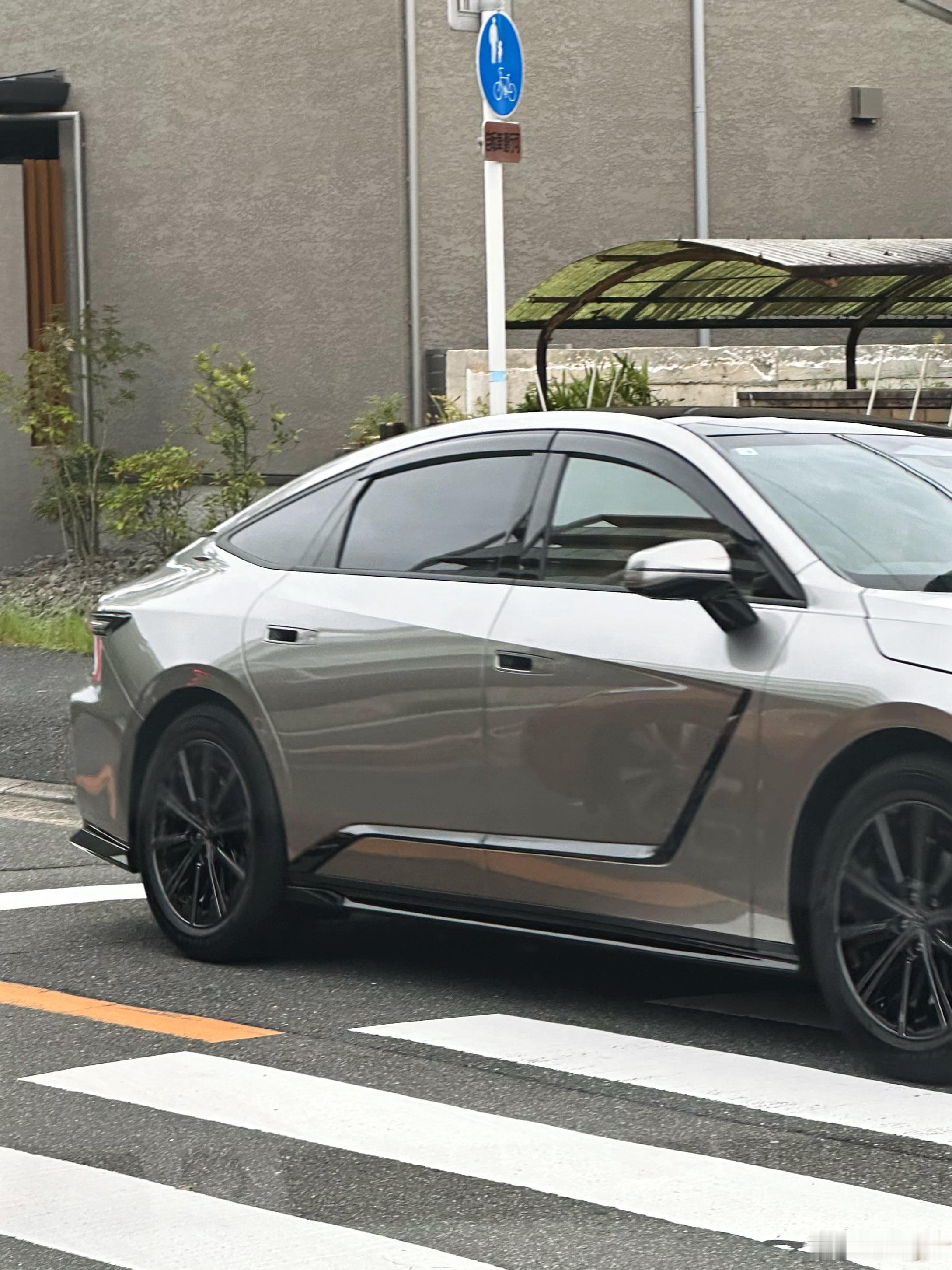 型车街拍偶遇新一代雷克萨斯ES，貌似还是纯电ES500e。实车感觉比照片协调