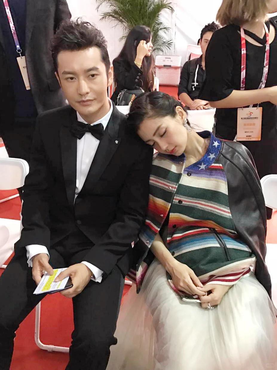 这次黄晓明也救不了杨颖了！近日，有网友拍到穿着浅黄色上衣、戴粉色帽子的杨颖，