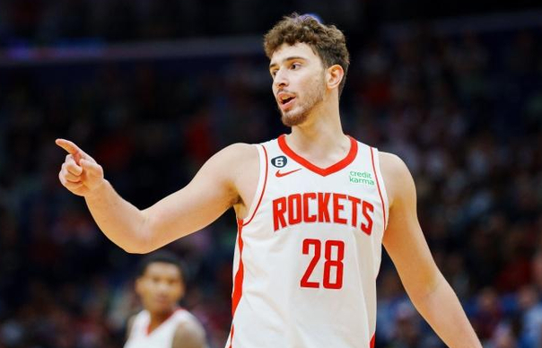 今晚的申京，掌控了整场比赛，作为中锋拿到了全场最高的助攻数8次，盘活了整支火箭队