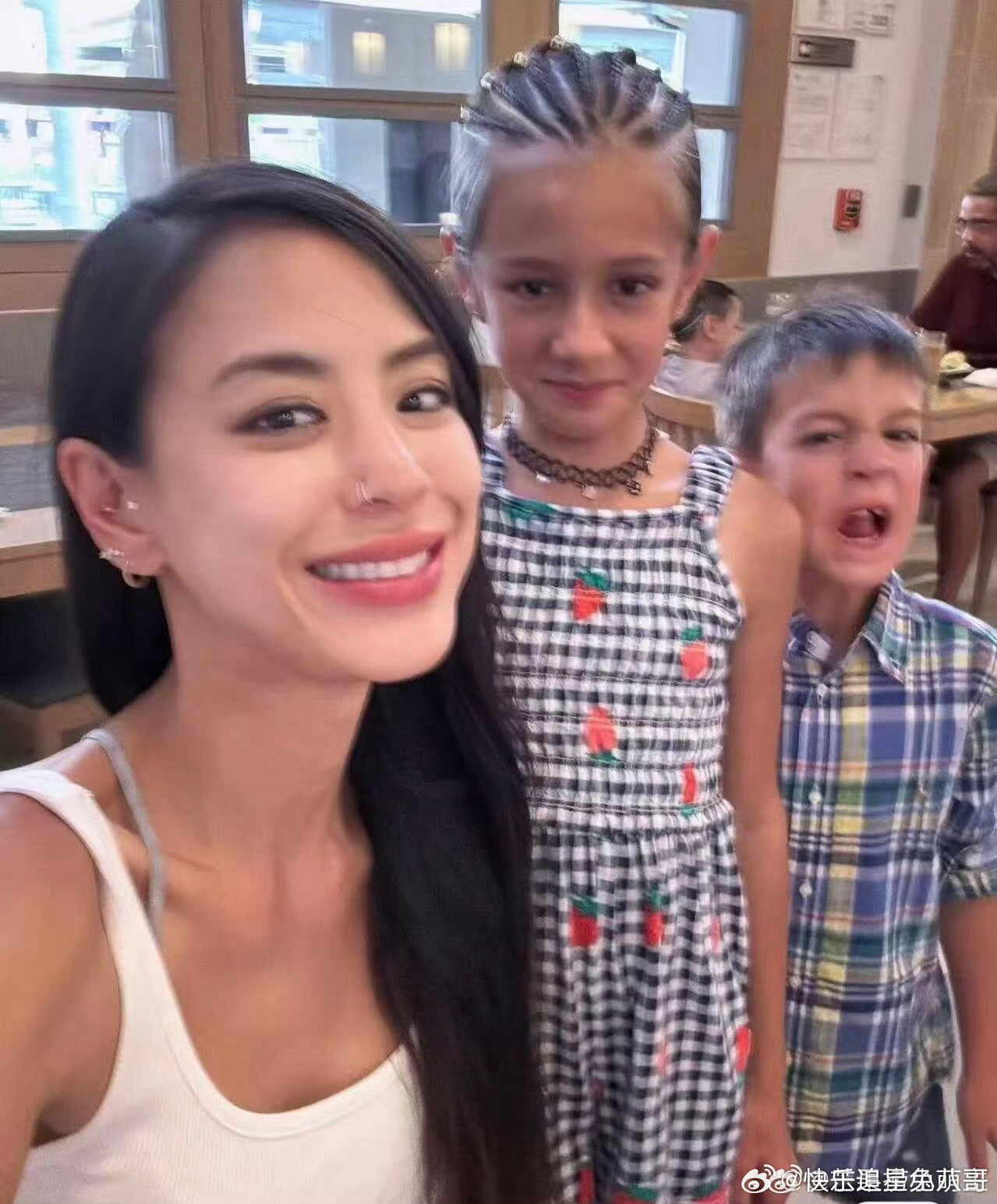 江语晨和前夫生了一儿一女江语晨有两个孩子江语晨跟前夫打官司争抚养权，两个孩子很