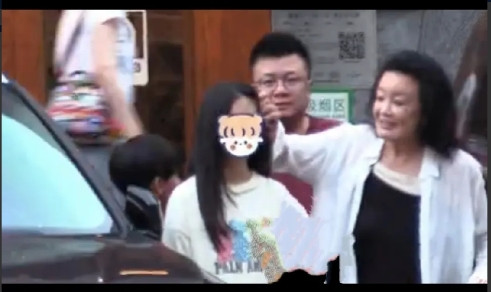 张兰回北京和孙子孙女吃饭，分别时她怜爱的帮小玥儿整理头发、拥抱小玥儿，但是小姑娘