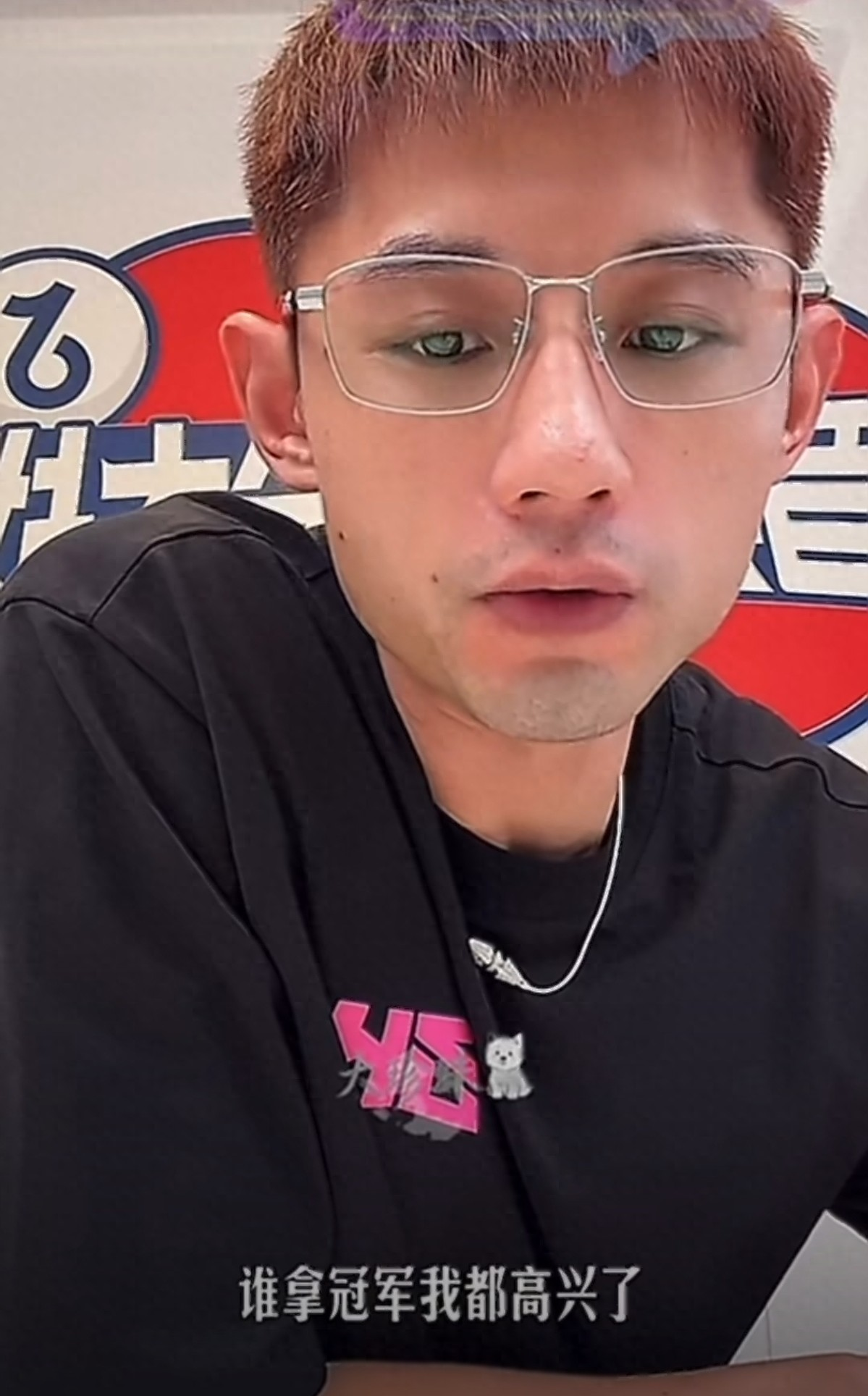 林诗栋颁奖被女观众挑衅羞辱！王楚钦黑脸摘掉银牌，两人双双被骂，张继科一句话点破真相。这几天一刷手机，
