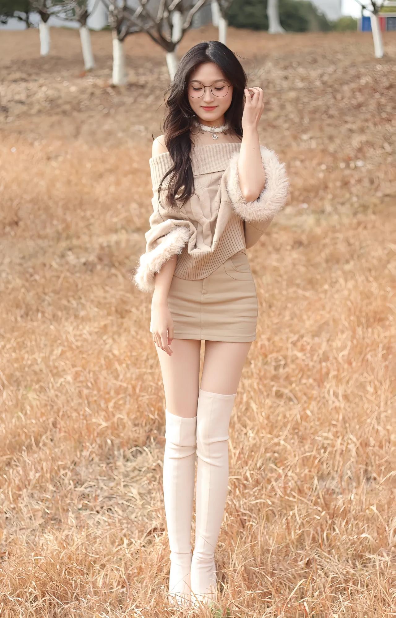 秋风起，落叶舞，美人倚。