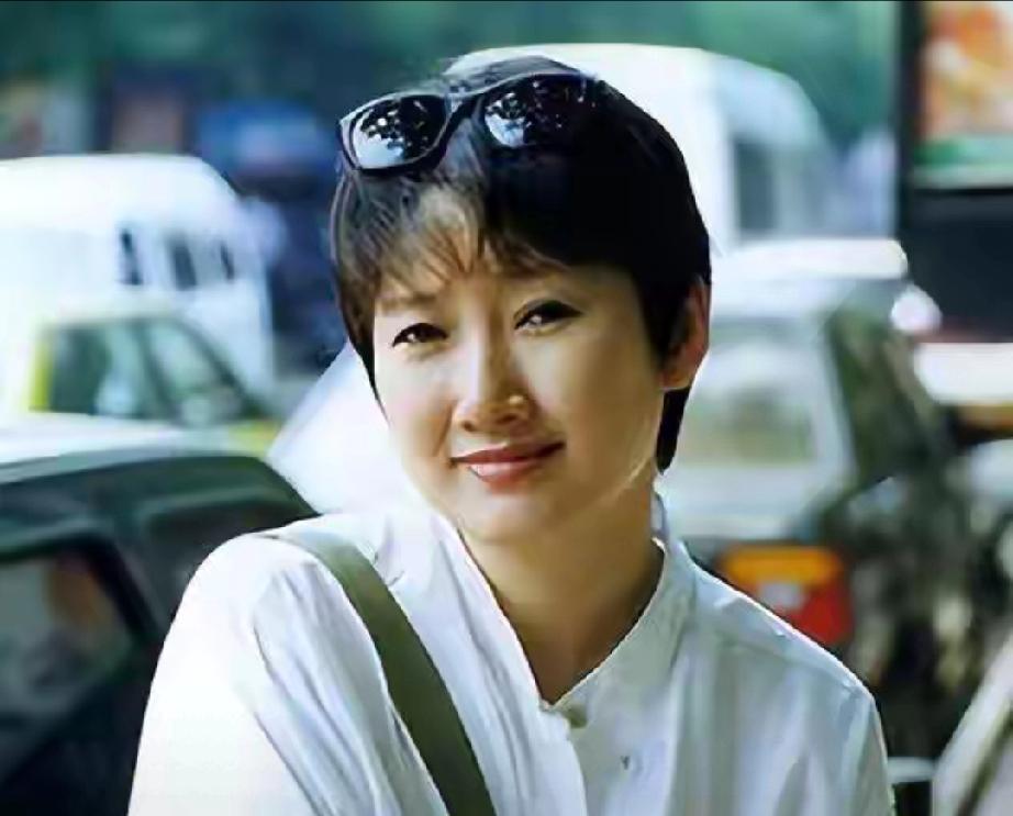 离婚24年不婚不育，成方圆活成王刚高攀不起的模样2001年，王刚与