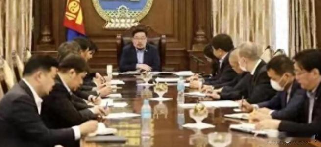 蒙古国乱成一团，反华到底图啥？蒙古国首都乌兰巴托的街头又闹起来了，这回依旧是熟悉