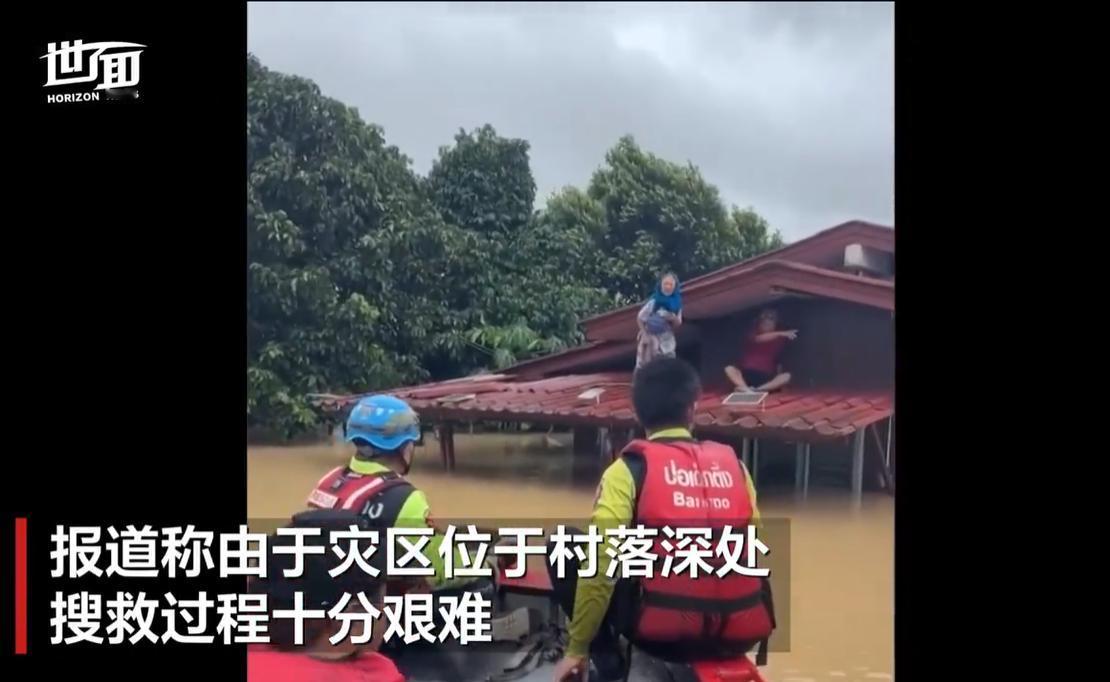 11月27日消息，泰国宋卡府遭遇洪灾，一名50岁女子目睹母亲21日