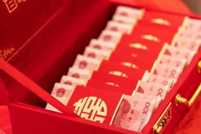 江苏泰兴，男子认识女子后不久，便双双坠入了爱河，按照风俗，两人很快就举办了订婚仪