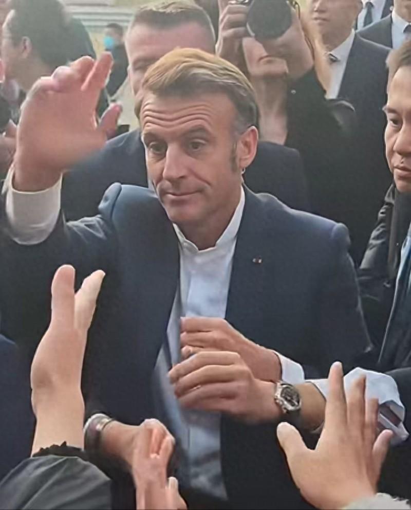 马克龙这趟中国之行算是彻底让随行团开了眼。从成都离开时，那些法国官员和记者脸上还