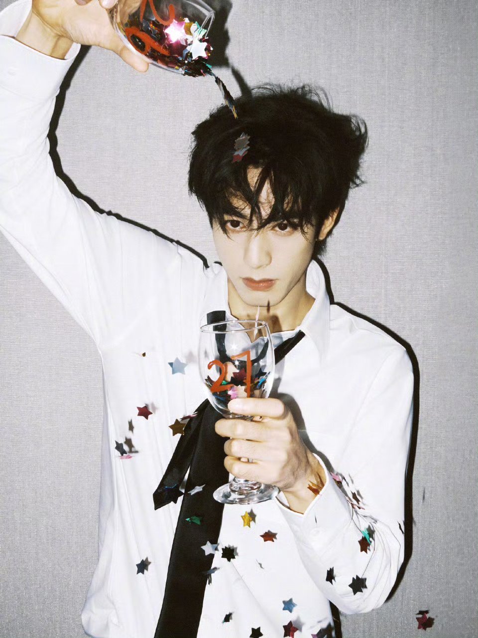 宋威龙27岁生日照宋威龙晒27岁生日照？简简单单白衬衫都这么好看！