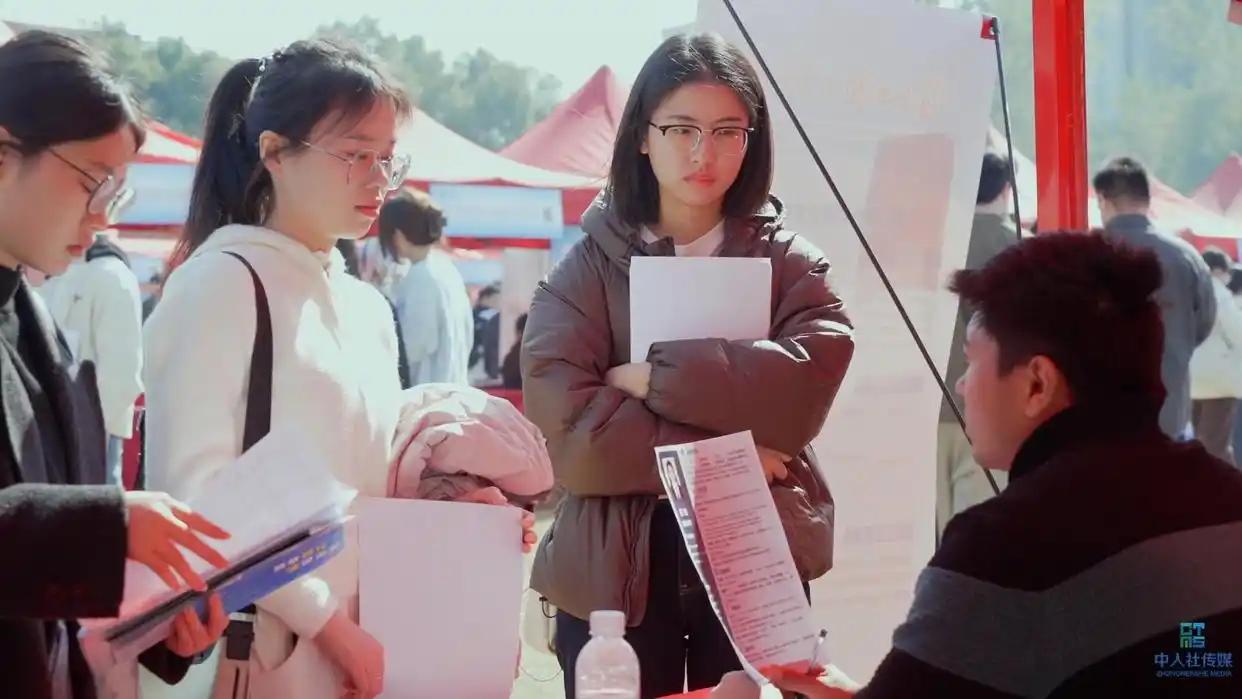 太扎心了！湘才留湘岗位1.3万！这数字看着真热闹，可毕业生心里的苦，谁懂